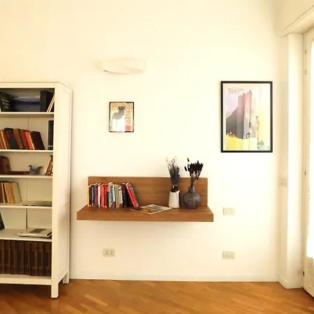 Centre, Living In Lame