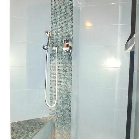 Centre, Living In Lame