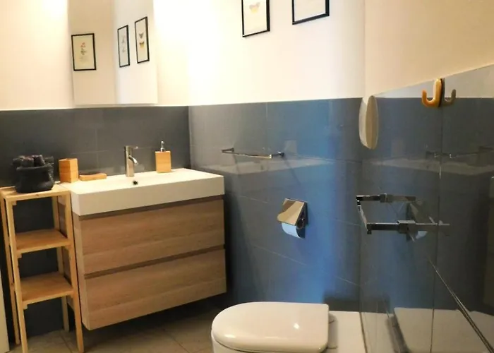 Centre, Living In Lame